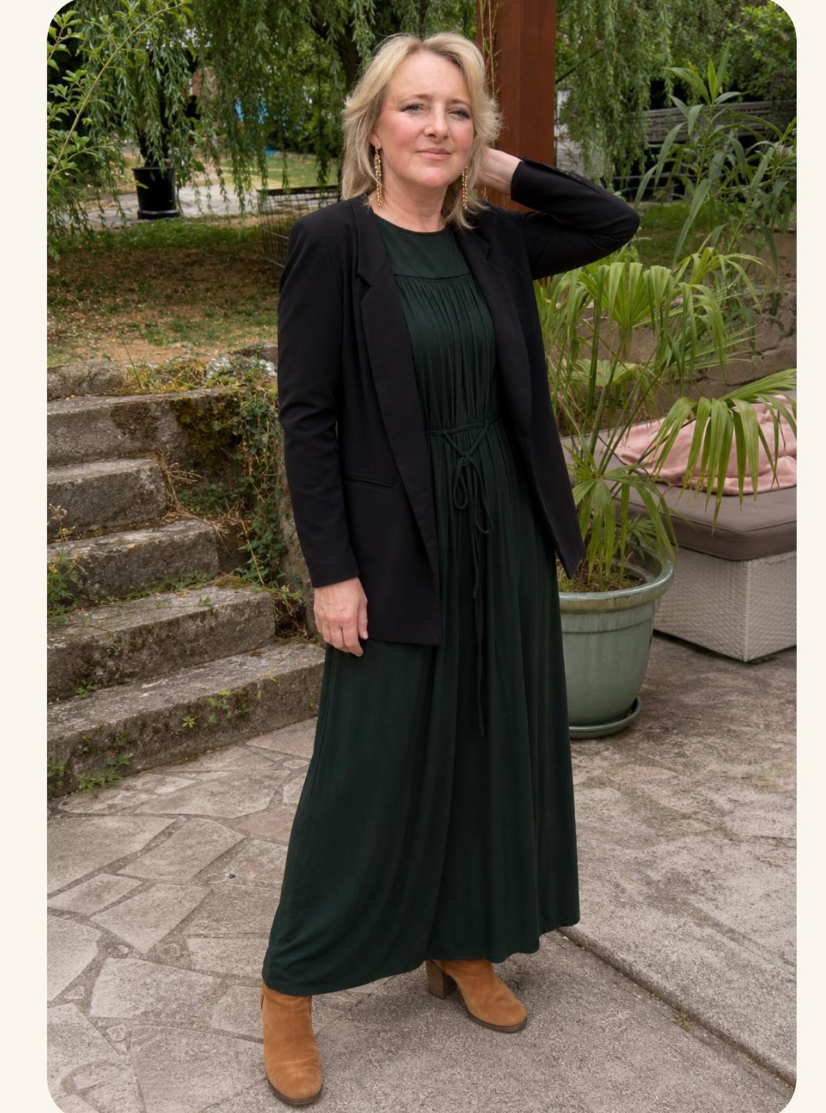 Originele foto: groene jurk, zwarte blazer en cognackleurige laarzen